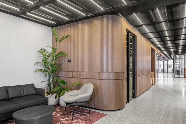 白云厂房粉色视频网站设计