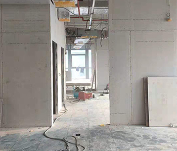 500方办公室粉色视频网站项目正在进行木工隔断施工中